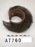 藏品(男子山豬鬃腿飾)的圖片